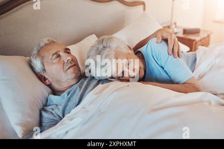 Coppia anziana, dormire e dormire con pensione, sognare e riposare la mattina in una casa di cura. Matrimonio, cura e amore con pisolino insieme in camera da letto Foto Stock