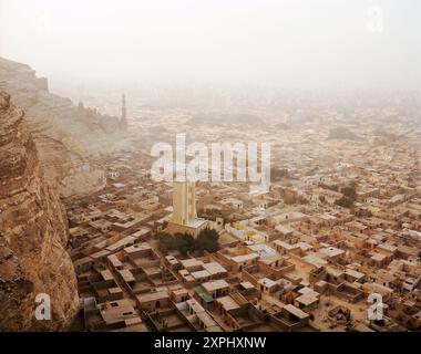 Fotografia aerea che cattura l'estesa e storica necropoli del Cairo, conosciuta anche come la città dei morti. L'immagine presenta anche in modo prominente la Moschea di al Louloua e il Mausoleo di Shahin al-Khalwati. Foto Stock