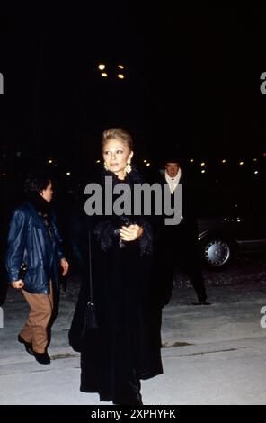 Anni '90 Archivio storico Olycom/LaPresse Farah Diba (Teheran, 14 ottobre 1938) è l'ultima imperatrice del moderno Iran in quanto vedova di Mohammad Reza Pahlavi, deposto scià di Persia. Nella foto: L'imperatrice Farah Diba nella foto: Imperatrice Farah Diba credito: LaPresse/Alamy Live News Foto Stock