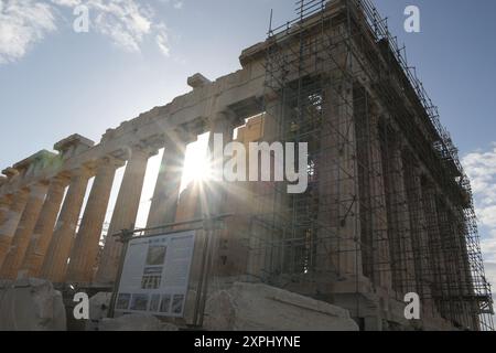 L'Acropoli di Atene con il Partenone. Tuttavia, sono in corso estesi lavori di restauro con impalcature che coprono parte del Partenone Foto Stock