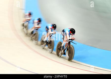 Le canadesi Maggie Lyster-coles, Sarah Van Dam, Erin Attwell e Ariane Bonhomme durante le qualificazioni al National Velodrome di Saint-Quentin-en-Yvelines, l'undicesima giornata dei Giochi Olimpici di Parigi del 2024 in Francia. Data foto: Martedì 6 agosto 2024. Foto Stock