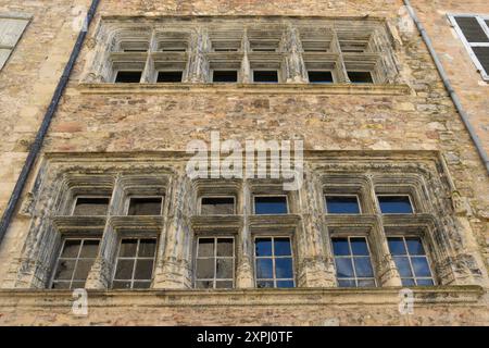 Bifore della facciata della casa Armand in Place Notre-Dame a Villefranche-de-Rouergue Foto Stock