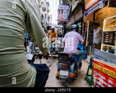 Autista Rikscha nel traffico della vecchia Delhi (Delhi/India) Foto Stock