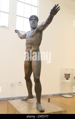 L'Artemision Bronze del Museo Archeologico Nazionale di Atene (spesso chiamato il Dio dal mare) è un'antica scultura greca che è stata recuperata dal mare al largo di Capo Artemision, nell'Eubea settentrionale, in Grecia. Secondo la maggior parte degli studiosi, il bronzo rappresenta Zeus, il dio del tuono e re degli dei, anche se è stato anche suggerito che potrebbe rappresentare Poseidone. Foto Stock