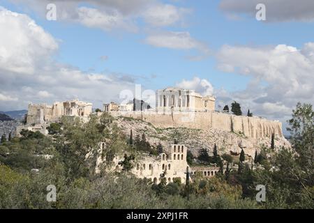 In lontananza l'Acropoli di Atene con il Partenone al centro, vista dal Colle di Filopappo. Tuttavia, sono in corso estesi lavori di restauro con impalcature che coprono parte del Partenone Foto Stock