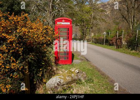 Chiosco telefonico recentemente dipinto ad Ardmolich, vicino al fiume Moidart, Highlands, Scozia Foto Stock