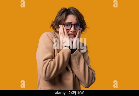 Donna d'affari nervosa confusa che sente disperazione, ansia, paura. Cattive emozioni, shock Foto Stock