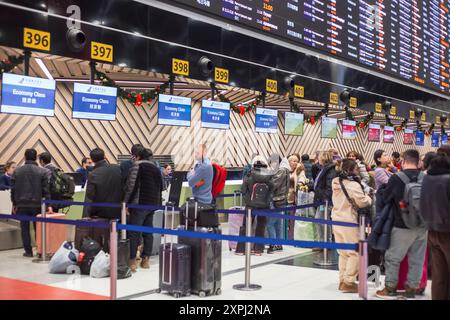 Bordo elettronico delle partenze degli aerei all'aeroporto Sheremetyevo, banco check-in con i passeggeri. Mosca, Russia - 13, 01,2024 Foto Stock