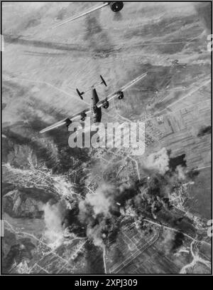 BOMBARDAMENTI DELLA seconda guerra mondiale IN ROMANIA il Consolidated B-24 Liberator della 15a AAF disattiva l'obiettivo, i cantieri ferroviari di Brasov, in Romania, il 16 aprile 1944 dopo aver sganciato le sue bombe. Le fotografie di bombardamenti mostrano oltre 75 cadute nei cantieri. Le linee a ovest sono state tagliate. Foto Stock