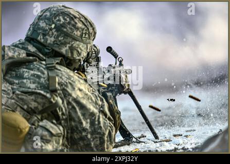 AMERICAN ARMY un fuciliere automatico assegnato a Baker Company, 3rd Battalion, 509th Parachute Infantry Regiment, 4th Infantry Brigade Combat Team (Airborne), 25th Infantry Division, U.S. Army Alaska, condurre operazioni di fuoco vivo e movimento a contatto sul corso di battaglia della squadra di fanteria presso Joint base Elmendorf-Richardson, Alaska, martedì 8 novembre 2016. Foto Stock