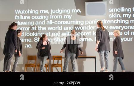 l-r: Rachael Lloyd (Emily), Susanna Hurrell (Suzy), Lucy Hall (Jen), Gweneth-Ann Rand (Gwen), Samantha Price (Clare), Lucy Schaufer (Lucy) nel 4,48 PSYCHOSIS al Lyric Hammersmith, Londra W6 24/04/2018 una co-produzione con la Royal Opera & Chroma Music: Philip Venables testo: Sarah Kane direttore: Richard Baker design: Hannah Clark lighting: D.M. Wood video design: Pierre Martin regista: Ted Huffman Foto Stock