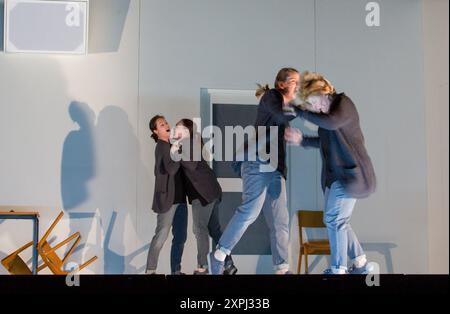 l-r: Susanna Hurrell (Suzy), Lucy Hall (Jen), Samantha Price (Clare) Lucy Schaufer (Lucy) nel 4,48 PSICOSI al Lyric Hammersmith, Londra W6 24/04/2018 una co-produzione con la Royal Opera & Chroma Music: Philip Venables testo: Sarah Kane direttore: Richard Baker design: Hannah Clark illuminazione: D.M. Wood video design: Pierre Martin regista: Ted Huffman Foto Stock