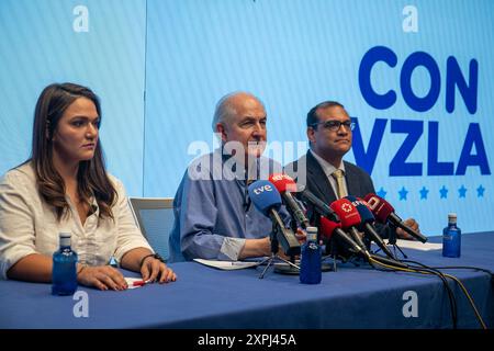 Estefanía Parra - Coordinatore del Voluntad Popular InternacionalAntonio Ledezma, ex deputato del Congresso Nazionale del Venezuela Tomás A. Arias Castillo, avvocato esperto di diritto elettorale, visto durante una conferenza stampa a Madrid. Questa mattina, il comando con VZLA istituito a Madrid, guidato da Antonio Ledezma, ex vice del Congresso nazionale del Venezuela, ha offerto una conferenza stampa per fornire informazioni sulla verifica del processo di conteggio delle elezioni presidenziali di domenica scorsa attraverso i registri elettorali e per denunciare la flagrante violazione dei diritti umani perpetrata dalla vena Foto Stock