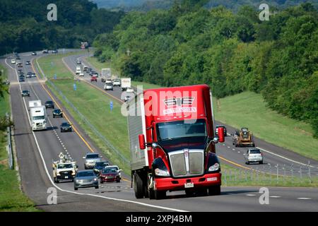 Maryville, Tennessee, Stati Uniti – 30 giugno 2024: Immagine orizzontale di un camion rosso Kenworth a 18 ruote che conduce il traffico in Tennessee. Foto Stock