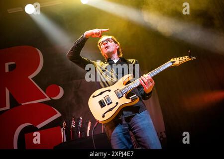 Oslo, Norvegia. 4 agosto 2024. La band hard rock americana Mr. Big esegue un concerto dal vivo al Rockefeller di Oslo. Qui il chitarrista Paul Gilbert viene visto dal vivo sul palco. Foto Stock