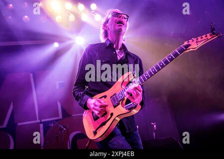 Oslo, Norvegia. 4 agosto 2024. La band hard rock americana Mr. Big esegue un concerto dal vivo al Rockefeller di Oslo. Qui il chitarrista Paul Gilbert viene visto dal vivo sul palco. Foto Stock