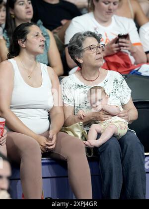 Saint Denis. 6 agosto 2024. Gli spettatori guardano i quarti di finale di pallanuoto femminile tra Spagna e Canada ai Giochi Olimpici di Parigi 2024 a Saint-Denis, Francia, 6 agosto 2024. Crediti: Wang Yuguo/Xinhua/Alamy Live News Foto Stock