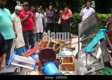 CONTENUTO GRAFICO DELLA NOTA EDS. Dacca, Dacca, Bangladesh. 5 agosto 2024. La gente ha visto visitare la sede del parlamento a Dacca, Bangladesh, il 6 agosto 2024. Sheikh Hasina si è dimesso e ha lasciato il paese il 5 agosto 2024. (Credit Image: © Abu Sufian Jewel/ZUMA Press Wire) SOLO PER USO EDITORIALE! Non per USO commerciale! Crediti: ZUMA Press, Inc./Alamy Live News Foto Stock