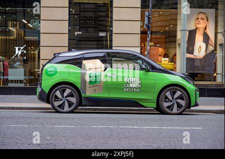 Auto elettrica BMW i3 con pubblicità "shredding Box" parcheggiata in una strada cittadina, Regno Unito, Europa Foto Stock