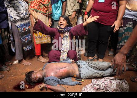 CONTENUTO GRAFICO DELLA NOTA EDS. Dacca, Dacca, Bangladesh. 6 agosto 2024. Una madre piange dopo aver trovato il corpo carbonizzato del bambino di fronte al Bangabandhu Memorial Museum sulla strada a Dhaka, Bangladesh, il 6 agosto 2024. Il Bangabandhu Memorial Museum è incendiato dai manifestanti anti-governativi a Dhaka il 5 agosto 2024. (Credit Image: © Abu Sufian Jewel/ZUMA Press Wire) SOLO PER USO EDITORIALE! Non per USO commerciale! Crediti: ZUMA Press, Inc./Alamy Live News Foto Stock