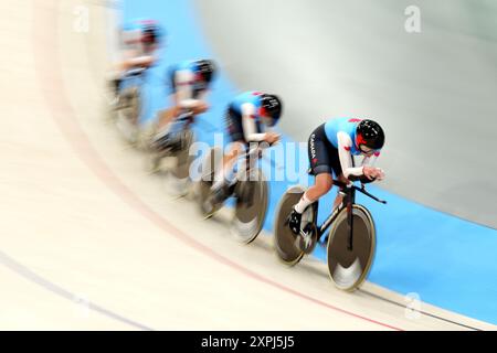 Le canadesi Maggie Lyster-coles, Sarah Van Dam, Erin Attwell e Ariane Bonhomme durante le qualificazioni al National Velodrome di Saint-Quentin-en-Yvelines, l'undicesima giornata dei Giochi Olimpici di Parigi del 2024 in Francia. Data foto: Martedì 6 agosto 2024. Foto Stock