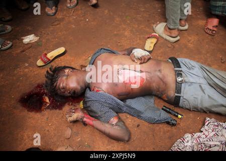 CONTENUTO GRAFICO DELLA NOTA EDS. Dacca, Dacca, Bangladesh. 6 agosto 2024. Un corpo carbonizzato è esposto davanti al Bangabandhu Memorial Museum sulla strada a Dhaka, Bangladesh, il 6 agosto 2024. Il Bangabandhu Memorial Museum è incendiato dai manifestanti anti-governativi a Dhaka il 5 agosto 2024. (Credit Image: © Abu Sufian Jewel/ZUMA Press Wire) SOLO PER USO EDITORIALE! Non per USO commerciale! Crediti: ZUMA Press, Inc./Alamy Live News Foto Stock
