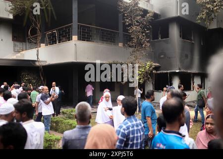 CONTENUTO GRAFICO DELLA NOTA EDS. Dacca, Dacca, Bangladesh. 6 agosto 2024. Le persone si riuniscono al Bangabandhu Memorial Museum dello sceicco Mujibur Rahman, padre fondatore del Bangladesh e genitore dell'estromesso primo ministro Sheikh Hasina, dopo che è stato incendiato dai manifestanti anti-governativi a Dhaka il 6 agosto 2024 (Credit Image: © Abu Sufian Jewel/ZUMA Press Wire) SOLO PER USO EDITORIALE! Non per USO commerciale! Crediti: ZUMA Press, Inc./Alamy Live News Foto Stock
