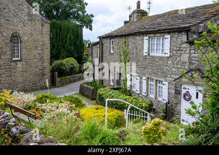 Grassington Yorkshire Regno Unito - 27 luglio 2024. Affascinante cottage in pietra con un lussureggiante giardino in un pittoresco villaggio rurale Foto Stock