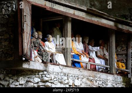 Tau-tau, un'effigie in legno scolpita che ricorda il cadavere sepolto lì, sulle pareti delle scogliere del cimitero di Toraja, Sulawesi, Indonesia Foto Stock