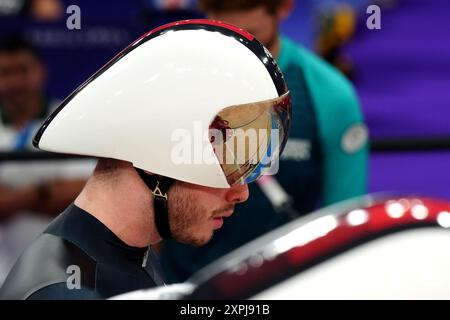 Ed Lowe della Gran Bretagna davanti alla squadra maschile Sprint al Velodromo Nazionale di Saint-Quentin-en-Yvelines, l'undicesima giornata dei Giochi Olimpici di Parigi del 2024 in Francia. Data foto: Martedì 6 agosto 2024. Foto Stock