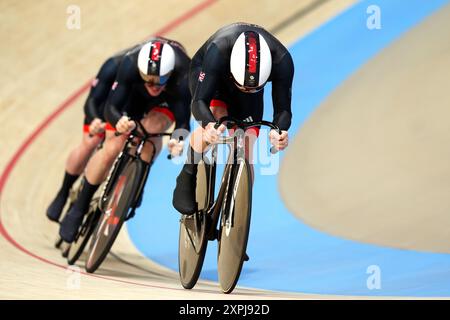 Ed Lowe, Hamish Turnbull e Jack Carlin durante il Team Sprint maschile al National Velodrome di Saint-Quentin-en-Yvelines, l'undicesima giornata dei Giochi Olimpici di Parigi del 2024 in Francia. Data foto: Martedì 6 agosto 2024. Foto Stock