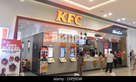 Hong Kong, Cina. 6 agosto 2024. I clienti hanno visto ordinare cibo presso la catena americana di fast food Kentucky Fried Chicken (KFC) di Hong Kong, Cina. (Foto di Serene Lee/SOPA Images/Sipa USA) credito: SIPA USA/Alamy Live News Foto Stock