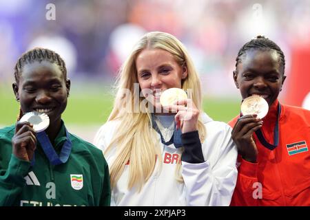 Medaglia d'oro medaglia d'oro Keely Hodgkinson della Gran Bretagna (centro), la medaglia d'argento Tsige Duguma dell'Etiopia (a sinistra) e la medaglia di bronzo Mary Moraa del Kenya (a destra) celebrano sul podio durante la cerimonia della medaglia femminile di 800 m allo Stade de France l'undicesimo giorno dei Giochi Olimpici di Parigi del 2024 in Francia. Data foto: Martedì 6 agosto 2024. Foto Stock