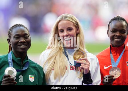 Medaglia d'oro medaglia d'oro Keely Hodgkinson della Gran Bretagna (centro), la medaglia d'argento Tsige Duguma dell'Etiopia (a sinistra) e la medaglia di bronzo Mary Moraa del Kenya (a destra) celebrano sul podio durante la cerimonia della medaglia femminile di 800 m allo Stade de France l'undicesimo giorno dei Giochi Olimpici di Parigi del 2024 in Francia. Data foto: Martedì 6 agosto 2024. Foto Stock