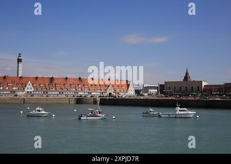 Vista dal porto al Quai Auguste Delpierre e terrazza con case e faro da Pont Henri Henon, Calais, Pas de Calais, Hauts de France Foto Stock