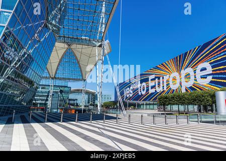MONACO DI BAVIERA, GERMANIA - 6 AGOSTO 2024: Vista esterna dell'aeroporto di Monaco in una giornata di sole accesso al Terminal 2 con grande affermazione Lufthansa: sì per l'Europa Monaco di Baviera Foto Stock