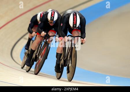 Ed Lowe, Hamish Turnbull e Jack Carlin durante la finale maschile di Sprint al National VelodHamish Turnbullrome, Saint-Quentin-en-Yvelines, l'undicesimo giorno di OJack Carlinf ai Giochi Olimpici di Parigi del 2024 in Francia. Data foto: Martedì 6 agosto 2024. Foto Stock