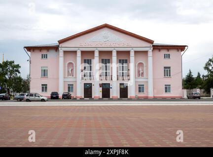 Lebedyan, Russia - 15 giugno 2023: Casa della Cultura, città di Lebedyan, regione di Lipetsk Foto Stock