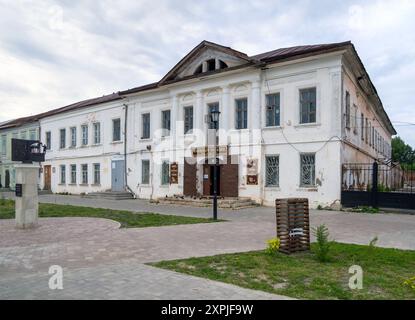 Lebedyan, Russia - 15 giugno 2023: Un'antica libreria in via mira, paesaggio urbano, città di Lebedyan, regione di Lipetsk Foto Stock