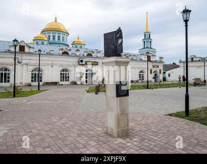 Lebedyan, Russia - 15 giugno 2023: Cartello commemorativo per I.S. Turgenev, via mira, città di Lebedyan, regione di Lipetsk Foto Stock