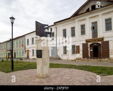 Lebedyan, Russia - 15 giugno 2023: Antichi edifici in via mira, paesaggio urbano, città di Lebedyan, regione di Lipetsk Foto Stock