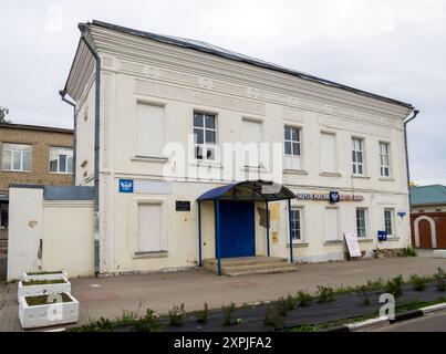 Lebedyan, Russia - 15 giugno 2023: L'edificio della casa delle comunicazioni è stato costruito nel 1831, la città di Lebedyan, regione di Lipetsk Foto Stock