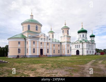 Troekurovo, Russia - 15 giugno 2023: Veduta della Chiesa di Demetrio di Tessalonica e della porta Chiesa del Santo Profeta Elia del Troekurovo W Foto Stock