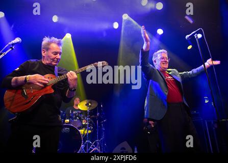 China Crisis si esibisce sul palco durante un concerto dal vivo nel 2024 Foto Stock