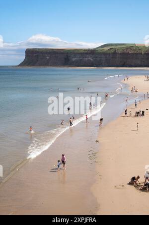 Persone che amano il sole estivo sulla spiaggia di Saltburn-by-the-Sea, Yorkshire, Inghilterra, Regno Unito Foto Stock