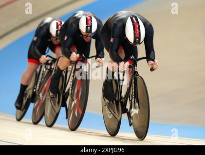 Ed Lowe, Hamish Turnbull e Jack Carlin durante la finale maschile di Sprint al National VelodHamish Turnbullrome, Saint-Quentin-en-Yvelines, l'undicesimo giorno di OJack Carlinf ai Giochi Olimpici di Parigi del 2024 in Francia. Data foto: Martedì 6 agosto 2024. Foto Stock