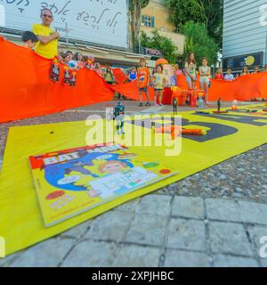 Haifa, Israele - 5 agosto 2024: La gente festeggia il quinto compleanno di Ariel Bibas, un bambino di capelli rossi che amava batman ed è 304 giorni ad Hamas capt Foto Stock