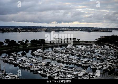 San Diego/california/ 28 settembre 2019/ Coulds oscure sulla baia di San Diego e barche marian a San Diego california n usa Photo Francis Joseph Dean/Dean PicectNot per uso commerciale. Foto Stock