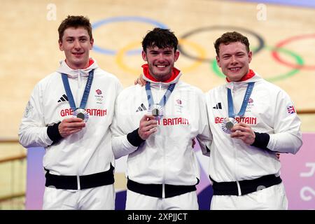 (L-R) Hamish Turnbull della Gran Bretagna, ed Lowe e Jack Carlin posano con medaglie d'argento dopo la finale maschile del Team Sprint al National VelodHamish Turnbullrome, Saint-Quentin-en-Yvelines, l'undicesimo giorno, oJack Carlinf ai Giochi Olimpici di Parigi del 2024 in Francia. Data foto: Martedì 6 agosto 2024. Foto Stock