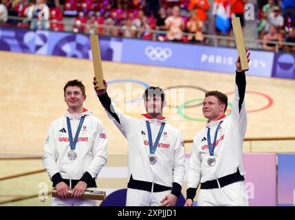 (L-R) Hamish Turnbull della Gran Bretagna, ed Lowe e Jack Carlin posano con medaglie d'argento dopo la finale maschile del Team Sprint al National VelodHamish Turnbullrome, Saint-Quentin-en-Yvelines, l'undicesimo giorno, oJack Carlinf ai Giochi Olimpici di Parigi del 2024 in Francia. Data foto: Martedì 6 agosto 2024. Foto Stock